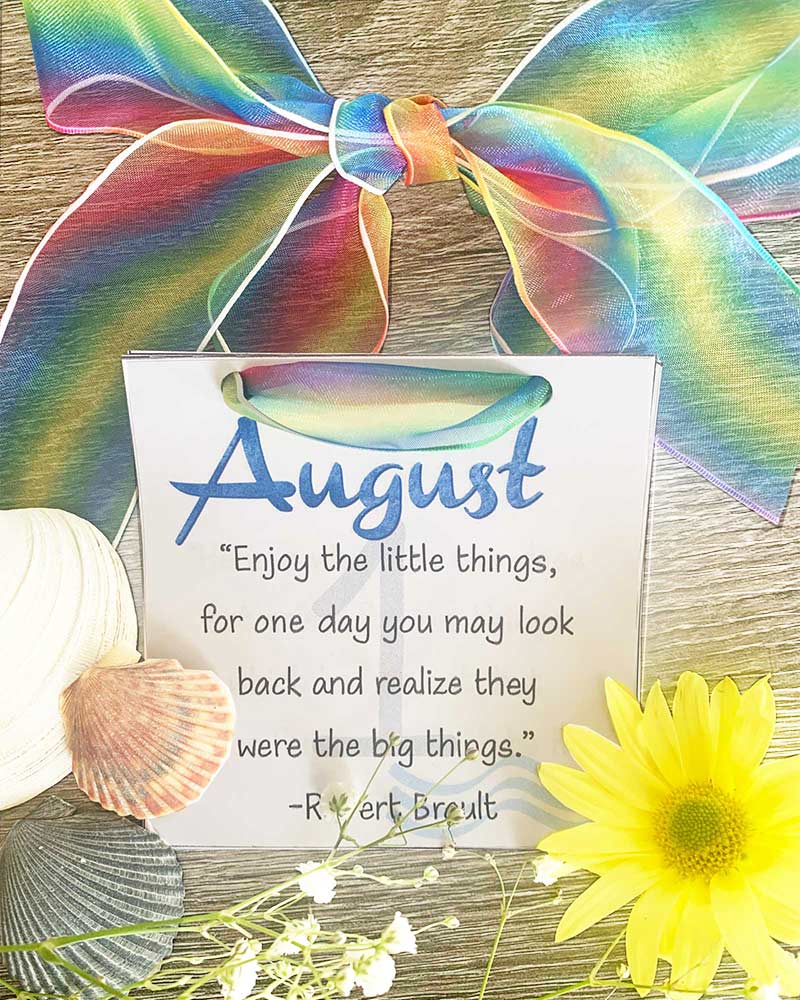 August Calendar Printable calendar with ribbon and flowers