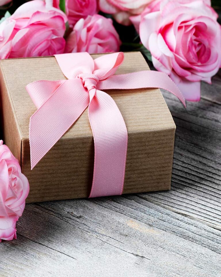 mother day gift box with pink ribbon and pink roses